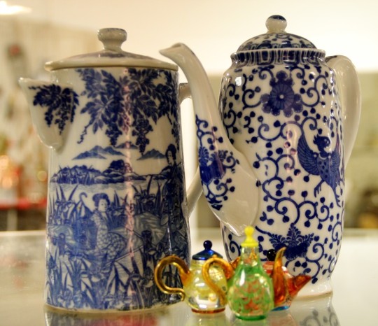Blue Willow Coffee Pot, Phoenix Bird Coffee Pot, Tiny Hand-blown Teapot Trinkets