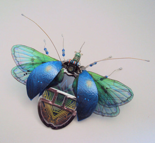 Artist-gives-old-computer-parts-renewed-purpose-by-turning-them-into-intricate-insect-sculptures7-650x597